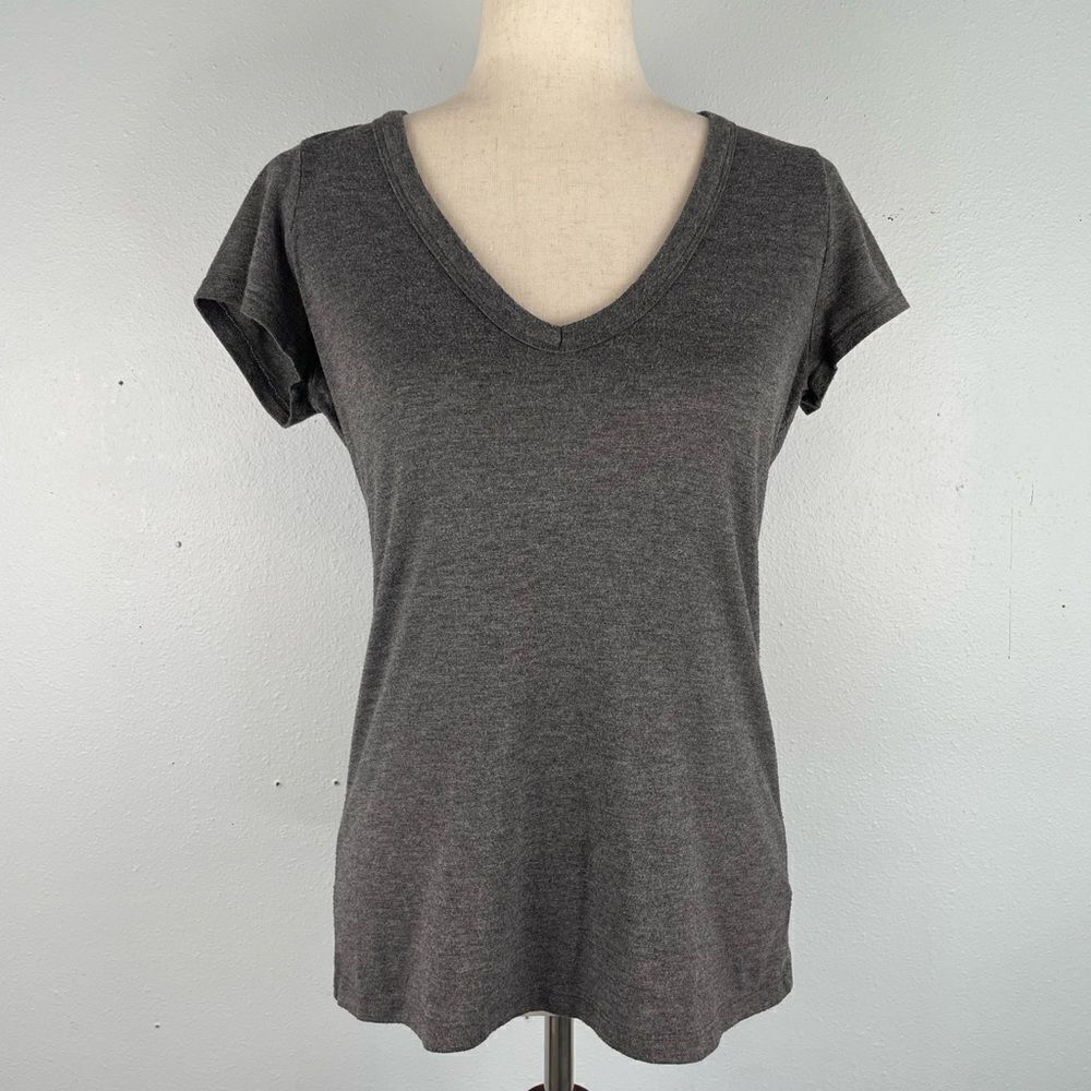 Love on a Hanger Gray V-Neck T-Shirt Size L EUC